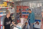 بازدید کارشناس تنظیم بازار مدیریت جهاد کشاورزی شهرستان به همراه بازرسان اتاق اصناف از موجودی اقلام اساسی در شهر انارک